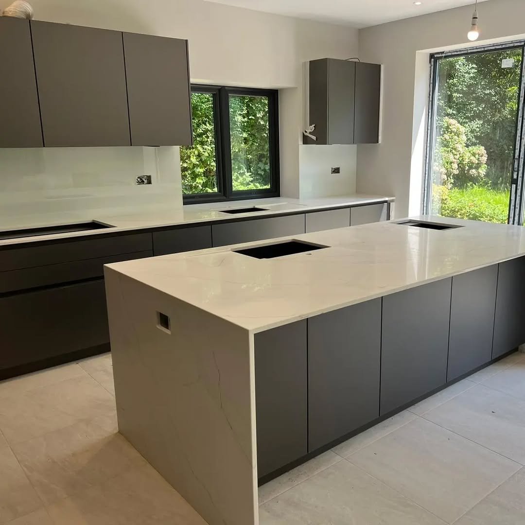 White glass splashback in modern kitchen