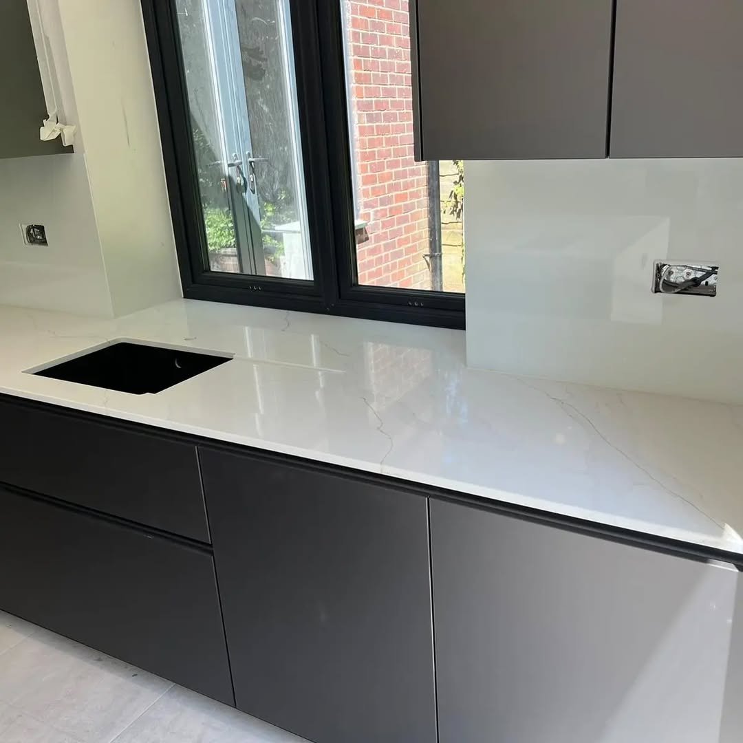 Grey mirror splashback behind cooker and hob