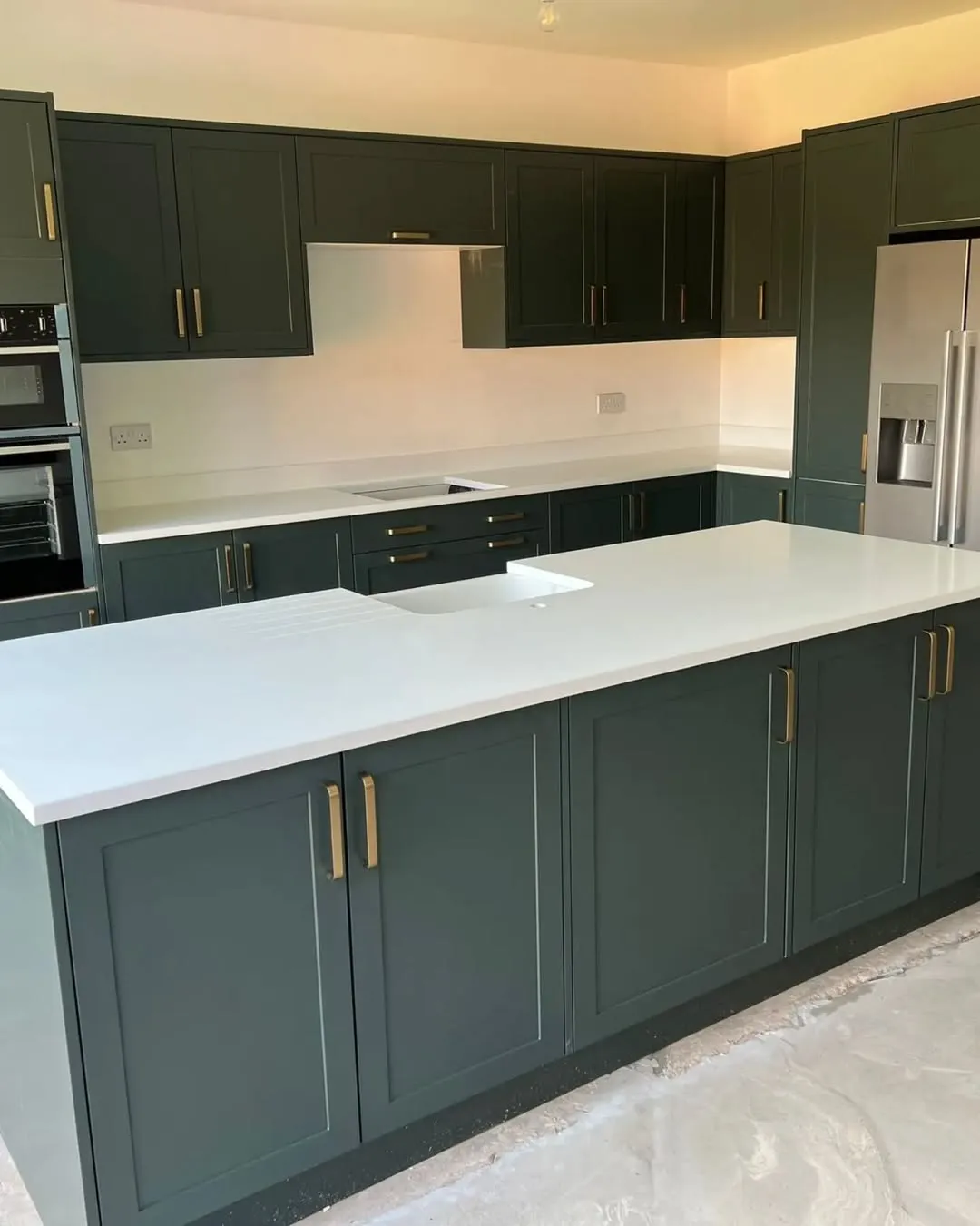 Grey mirror splashback behind cooker and hob